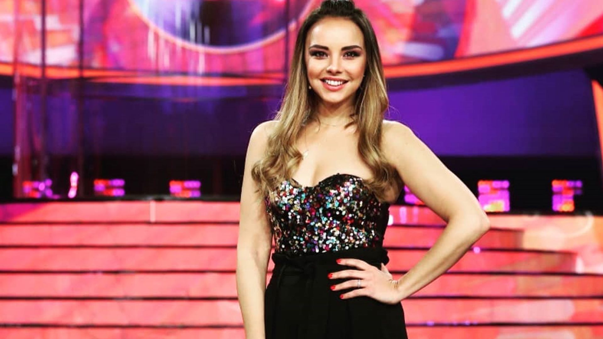 Chenoa da la bienvenida a los 45... ¡bailando!