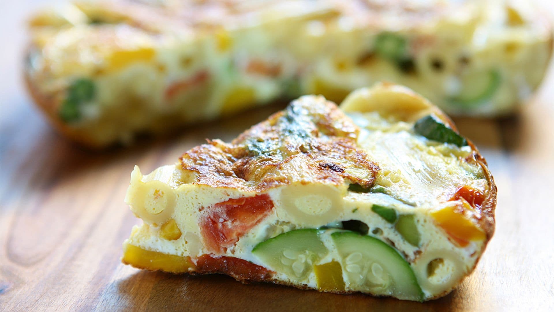 Tortilla de macarrones con jamón y verduras