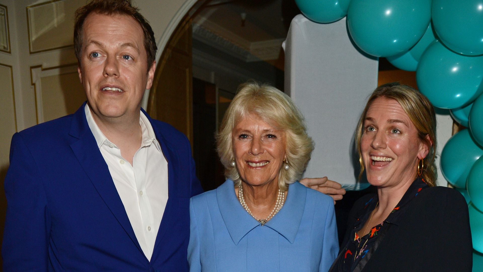 plano entero de Tom Parker Bowles, reina Camilla y Laura Lopes
