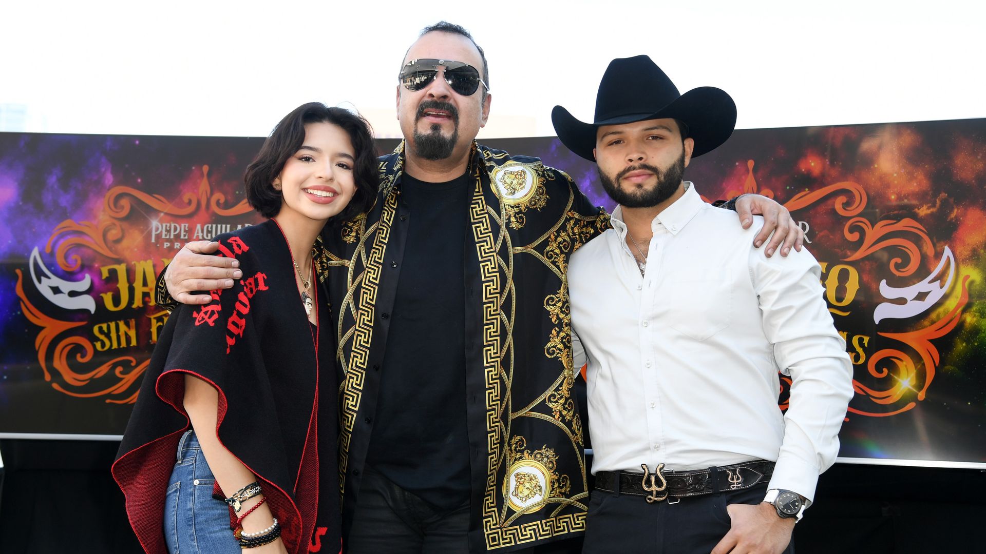 Ángela Aguilar con su padre, Pepe Aguilar y Leonardo Aguilar