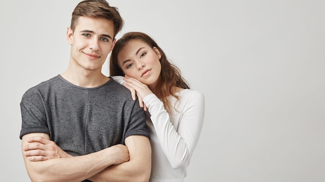 Pareja de adolescentes mirando a cámara