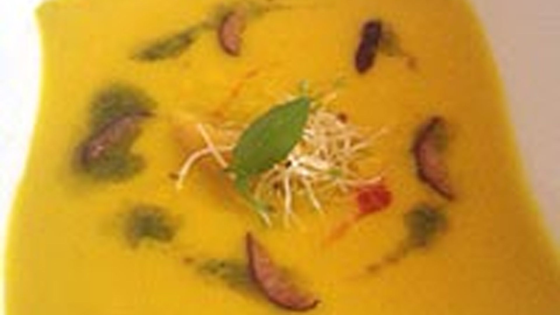 Gazpacho de maíz con cerezas, brotes de alfalfa y aceite de albahaca