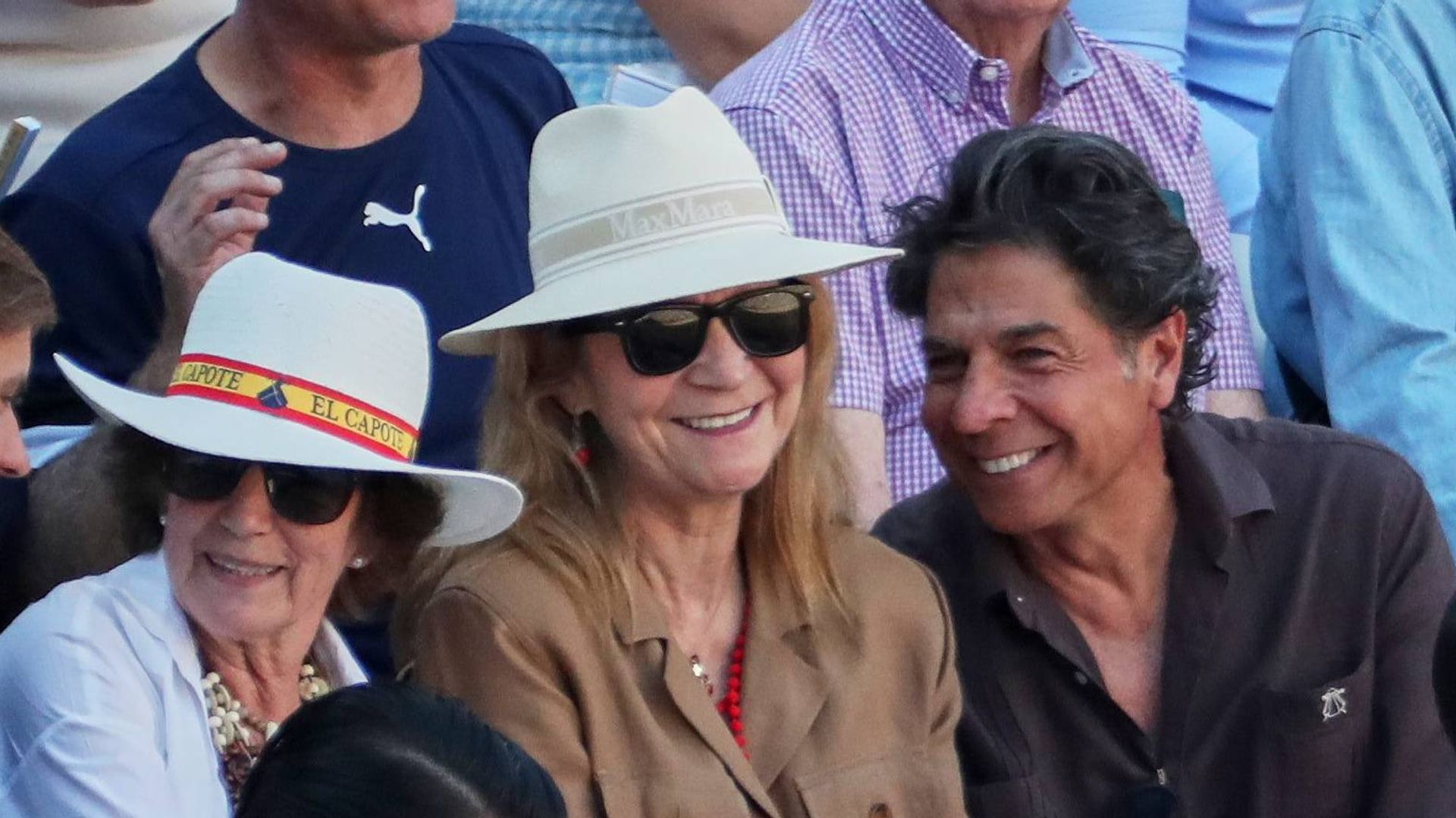 La infanta Elena, con un amigo en el tendido de Las Ventas