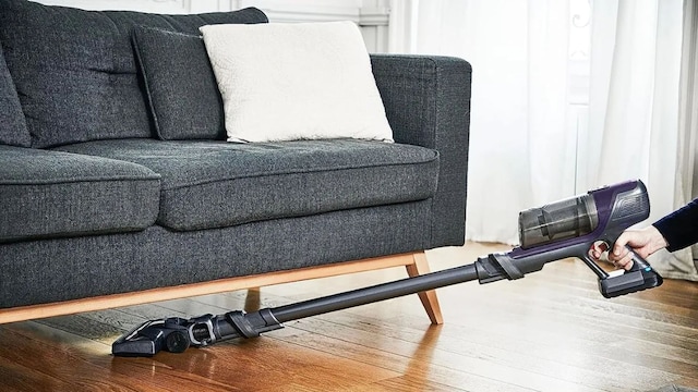 Aspiradora Rowenta Xpert 6.60 RH6838. Aspiradora limpiando el suelo de un hogar.