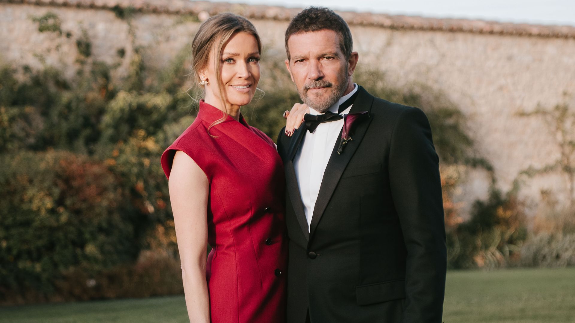 EXCLUSIVA. Nicole Kimpel rompe el 'mood' gótico con su elección en la boda de Stella: un vibrante vestido rojo lleno de color