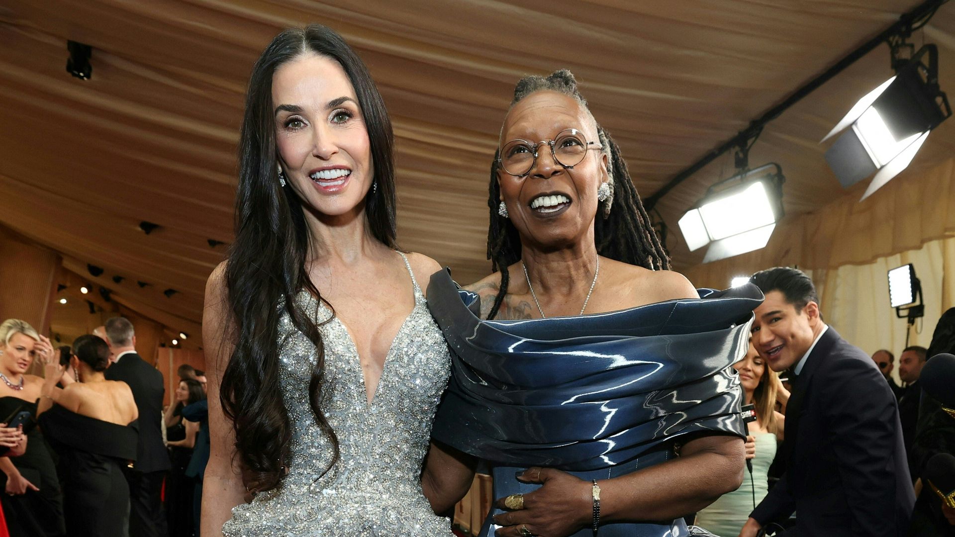 Demi Moore y Whoopi Goldberg protagonizan un nostálgico reencuentro en los Oscar 2025