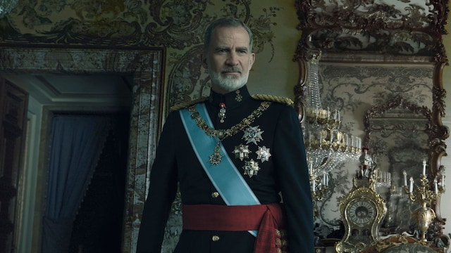 Plano medio del Rey Felipe VI retratado por Annie Leibovitz para el Banco de España
