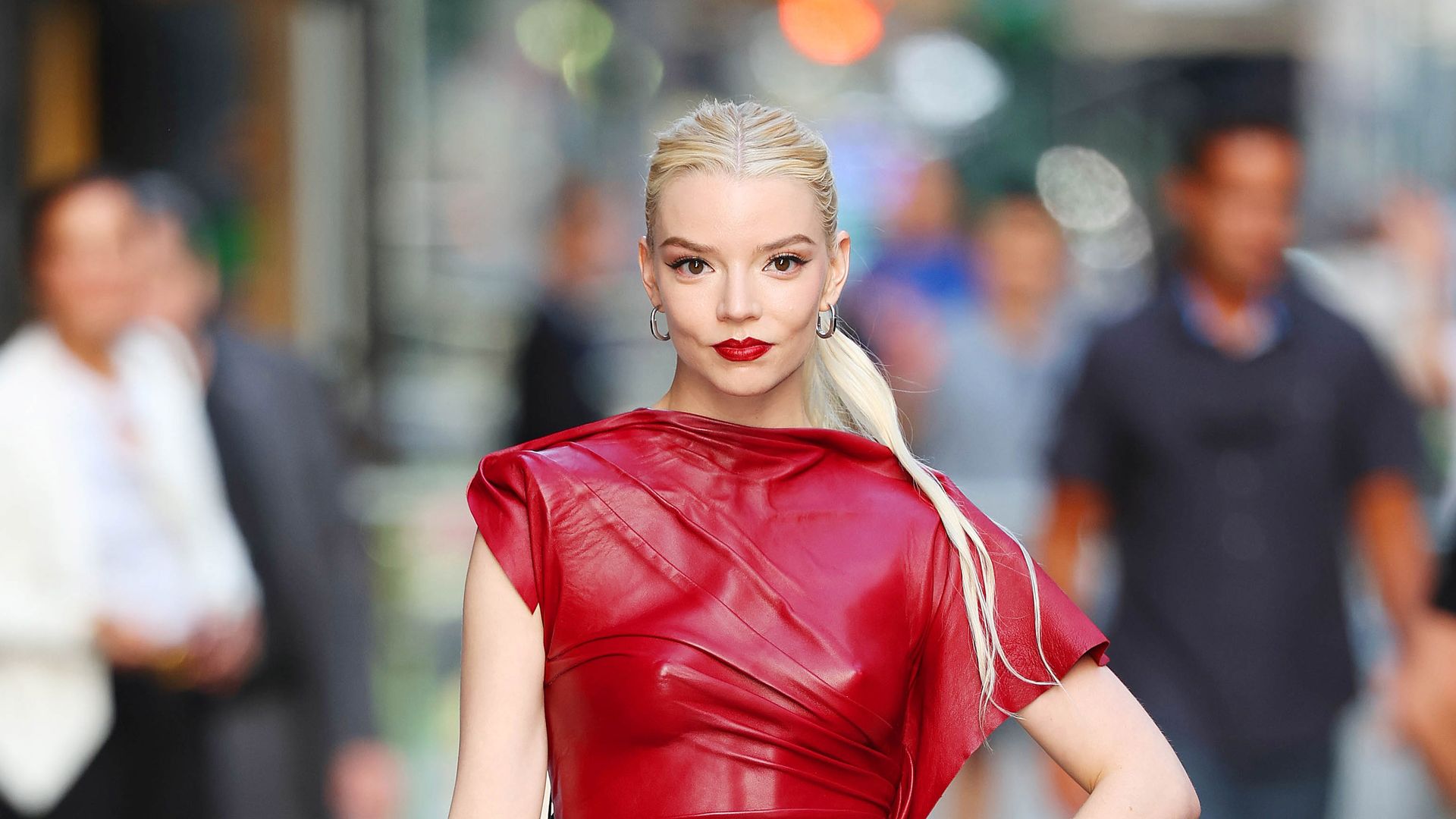 Alerta FASHION: El minivestido de cuero burdeos que enamora a las actrices de Hollywood este otoño
