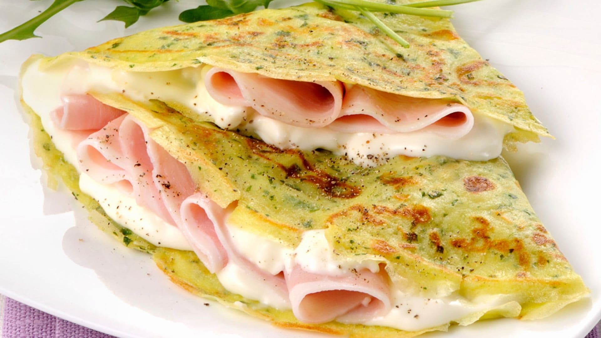 Crepes a las finas hierbas con jamón y queso