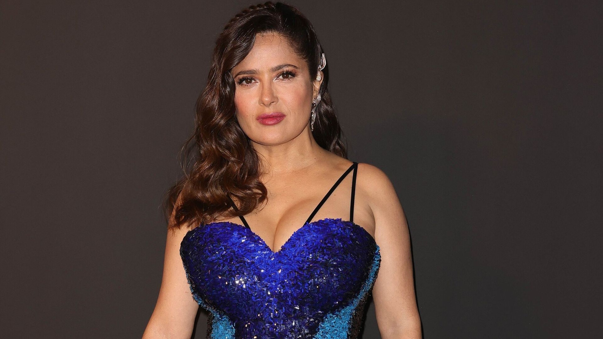 Salma Hayek cautiva en Cannes con un espectacular vestido Gucci