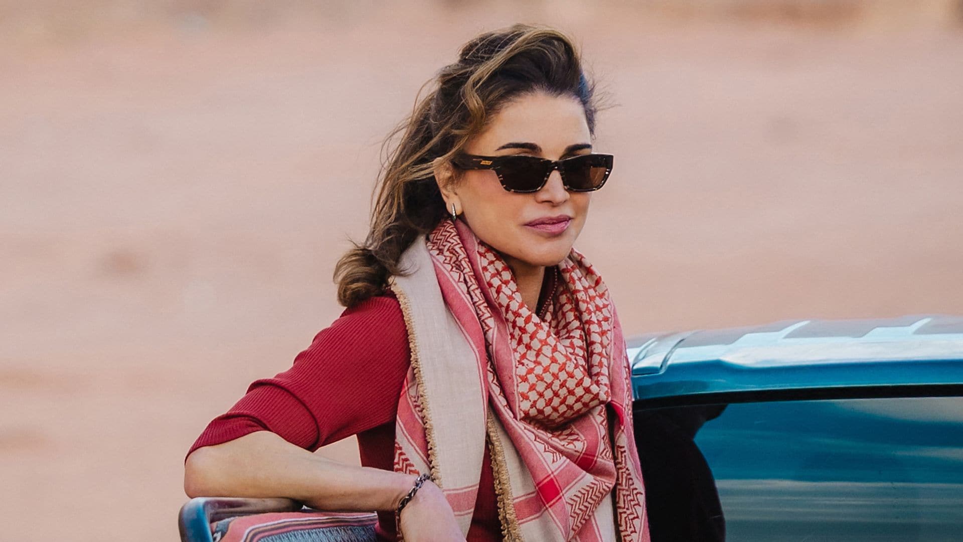 El detalle 'beauty' más significativo de Rania de Jordania en su viaje al desierto: su manicura protectora