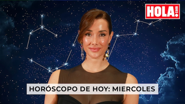 Adara Molinero, en primer plano, de fondo, cielo estrellado con constelación