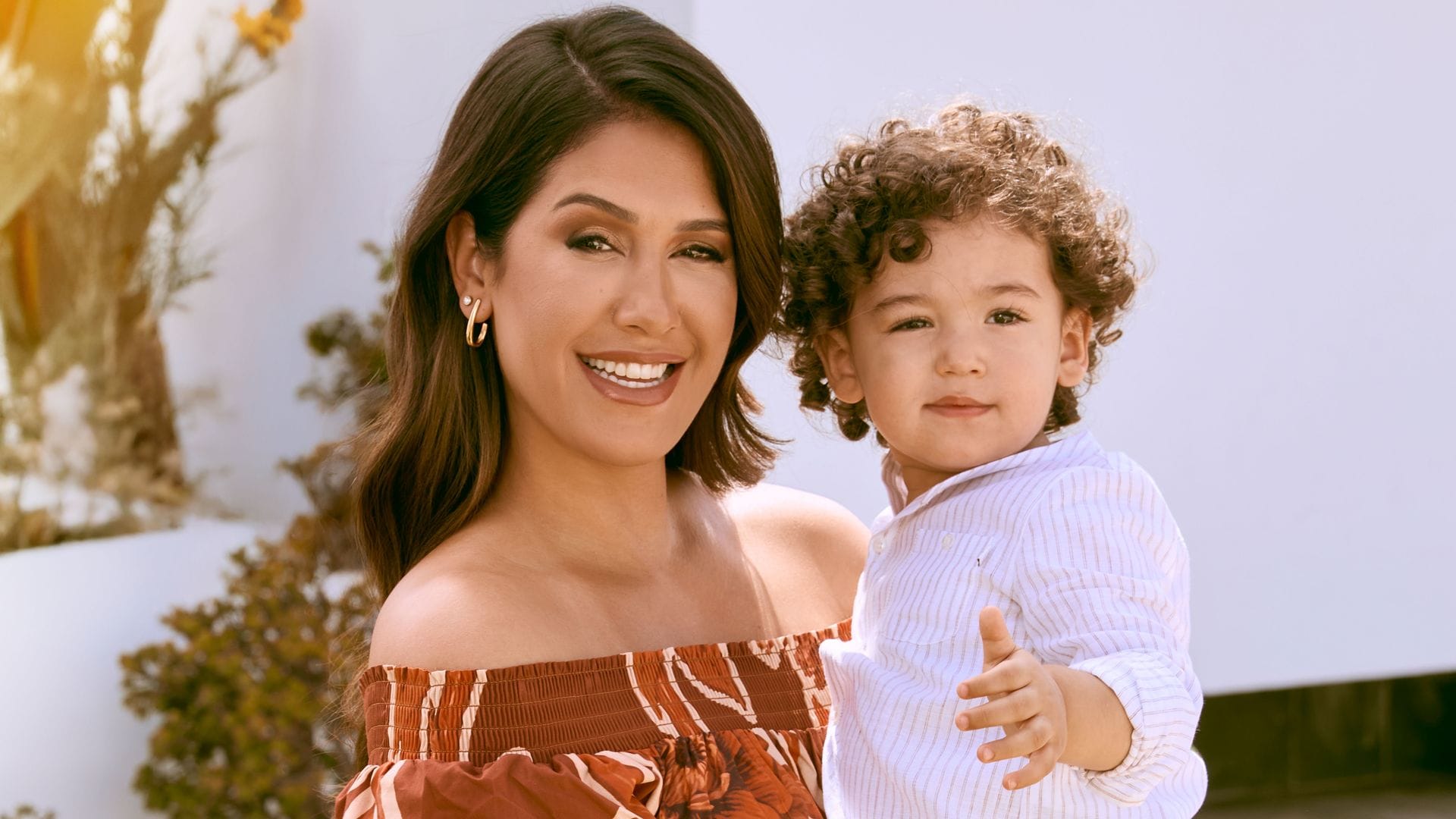 Gabriela Guillén con su hijo David en brazos