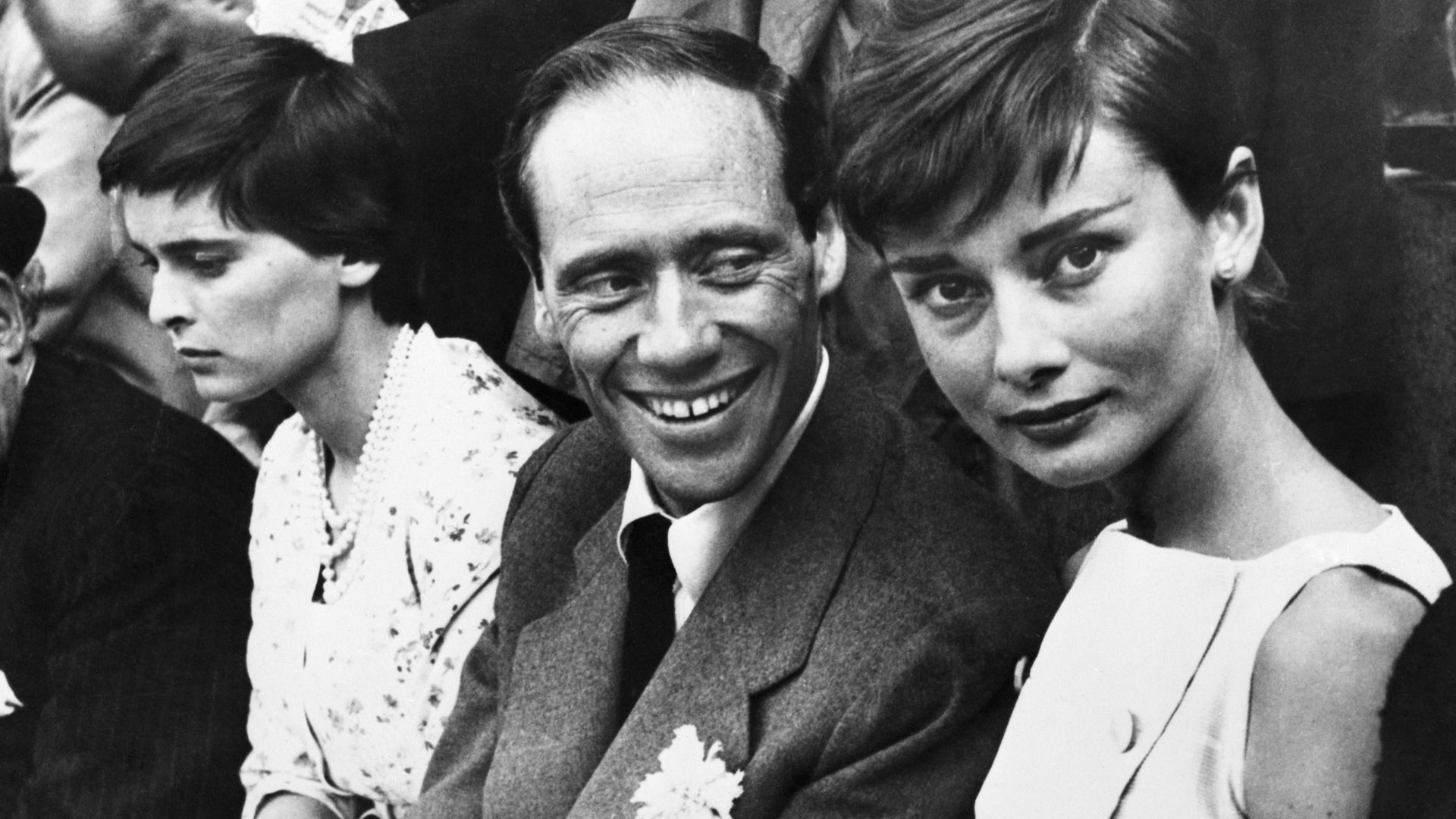 Audrey Hepburn y Mel Ferrer asisten por primera vez a una corrida de toros en Madrid en 1955, acompañados por Lucía Bosé