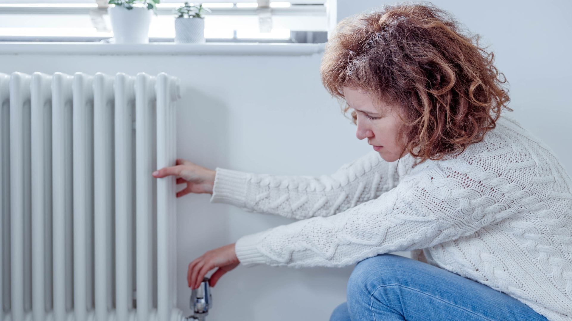 Mujer encendiendo la calefacción 