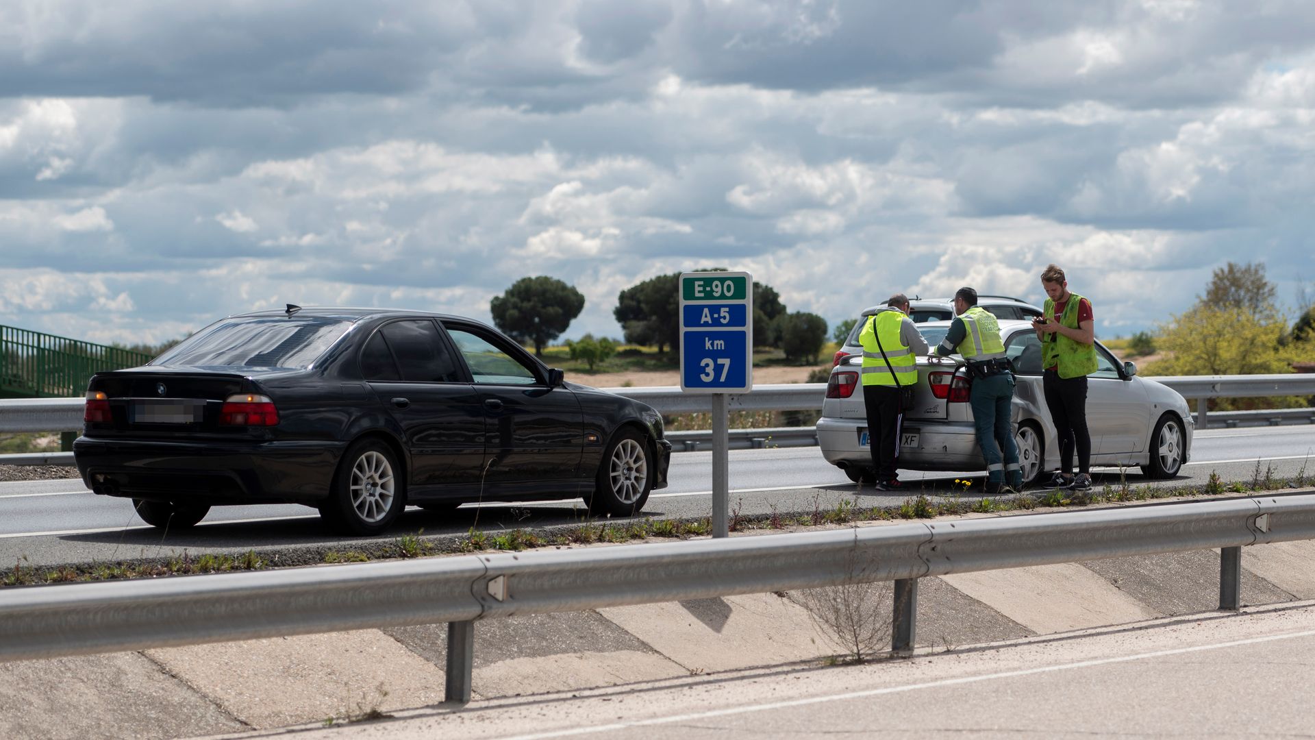 La multa de 200 euros que la Guardia Civil está poniendo aunque lleves la baliza V-16: el objeto que muchos conductores han quitado del maletero