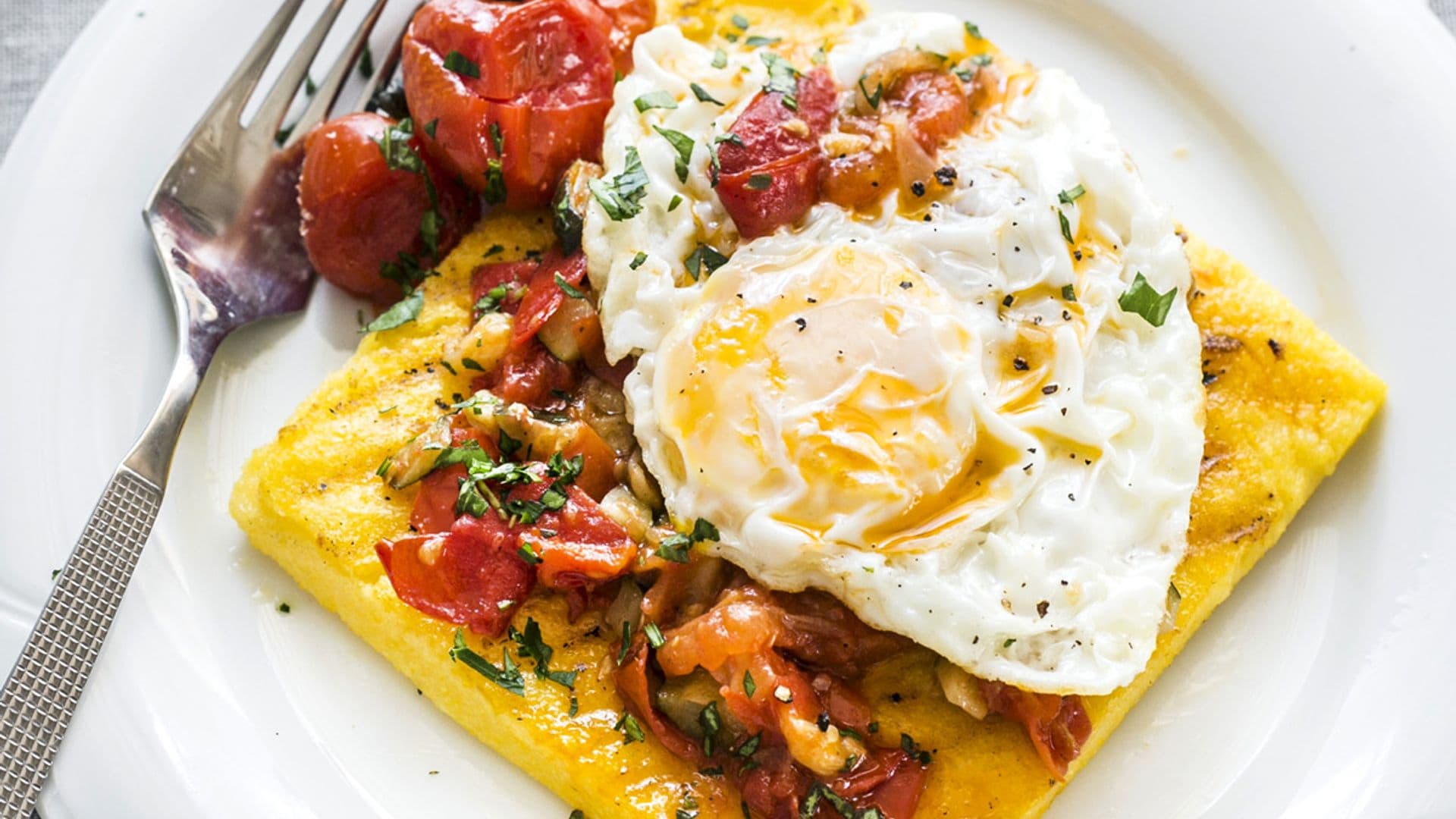 Tosta de polenta con tomates y huevo frito