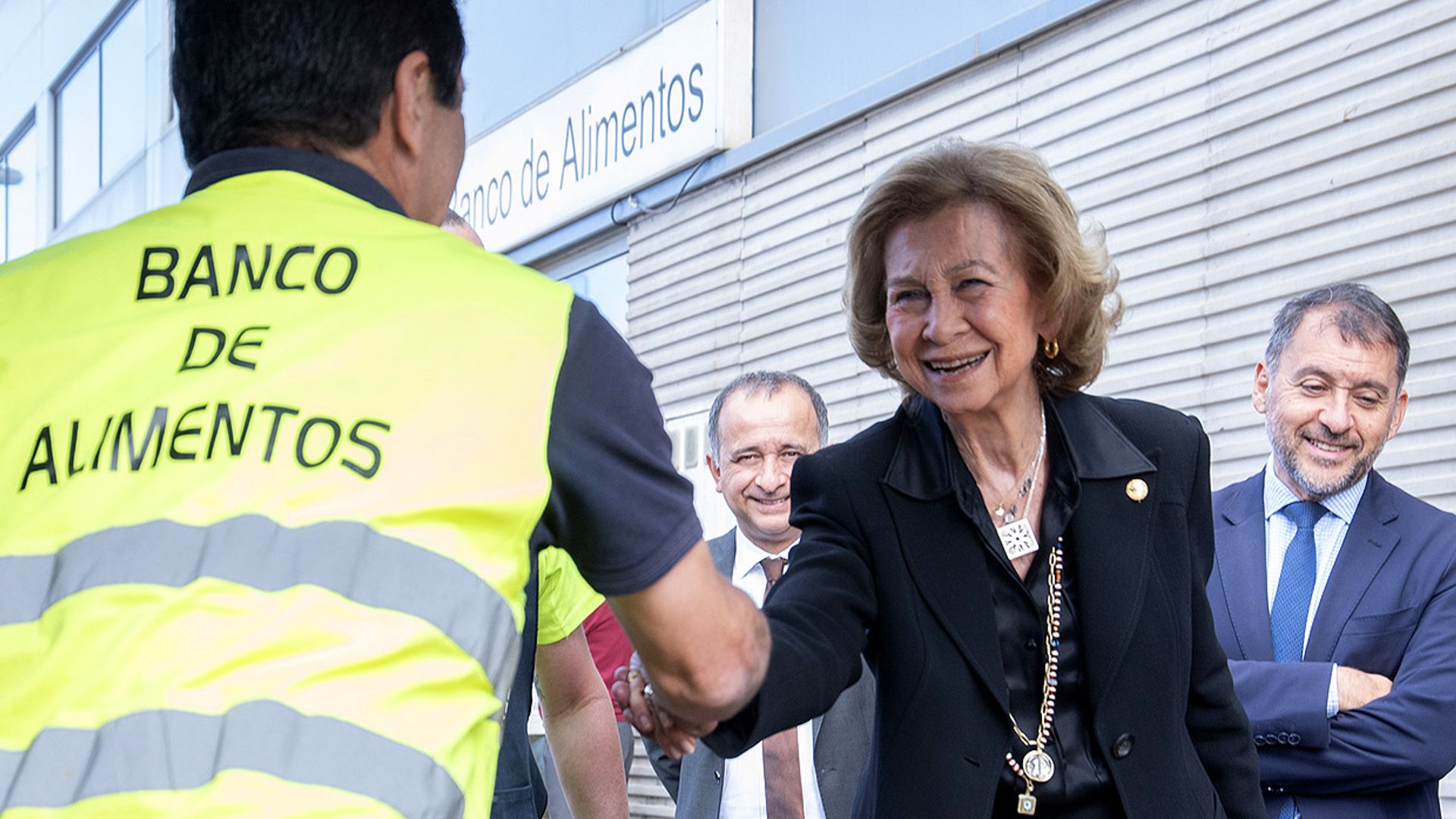 La reina Sofía, de luto y con una sonrisa en su primera aparición pública tras el funeral de su hermano, Constantino de Grecia
