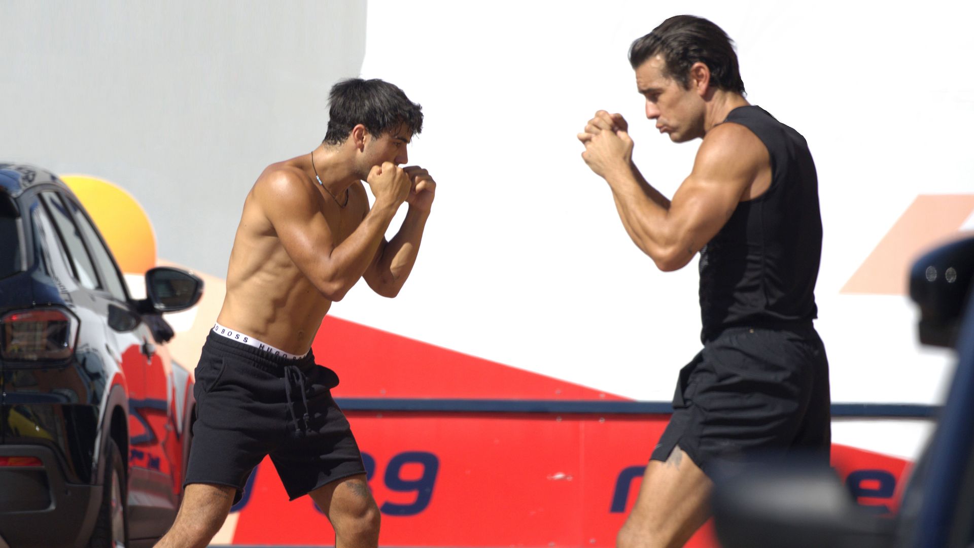 Mario y Óscar Casas: duelo de hermanos (y de músculos) en plena lucha de boxeo. Vota por tu favorito