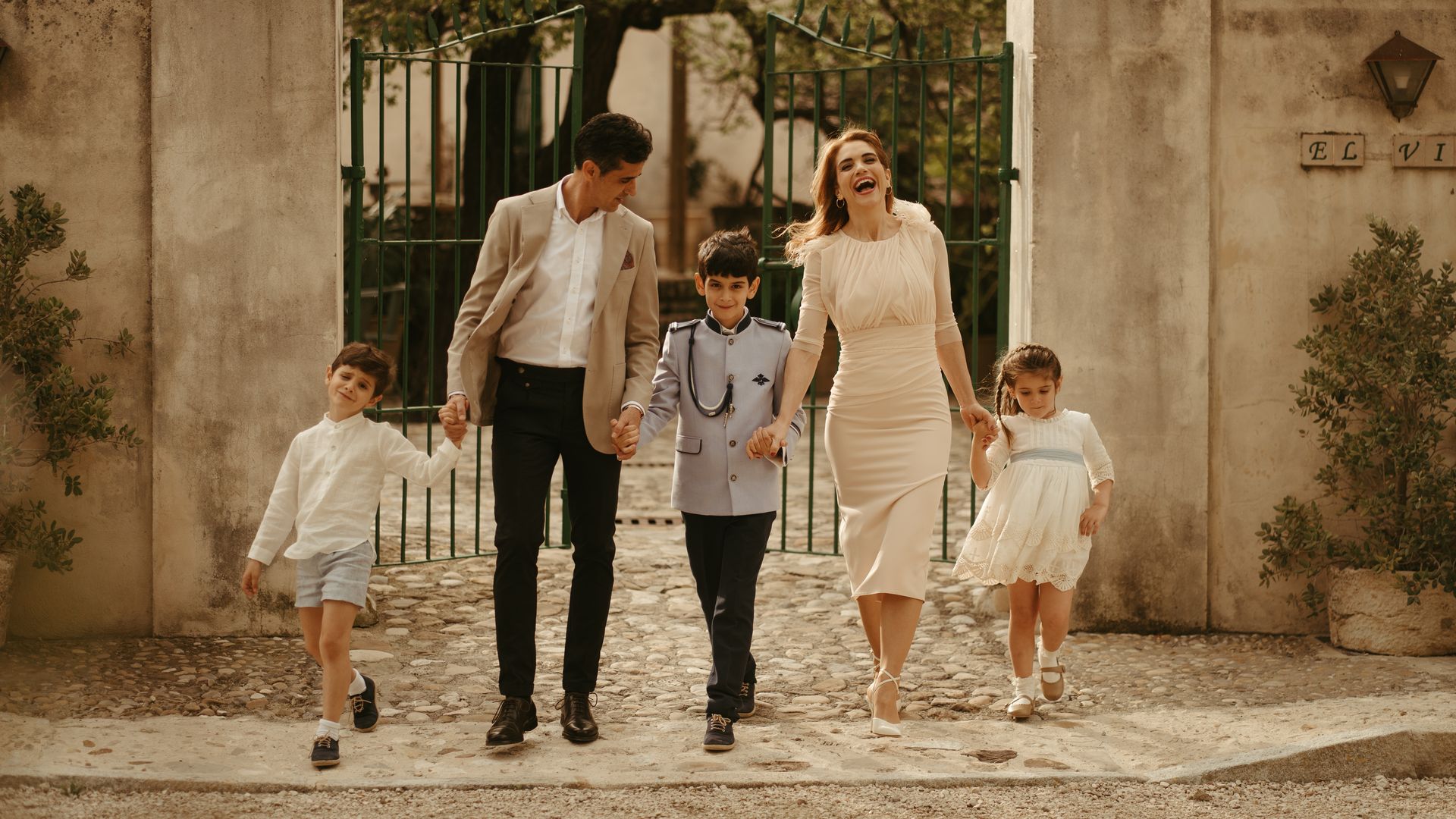 El hijo mayor de Víctor Janeiro y Beatriz Trapote hace la Primera Comunión: todos los detalles y las fotos de un día inolvidable