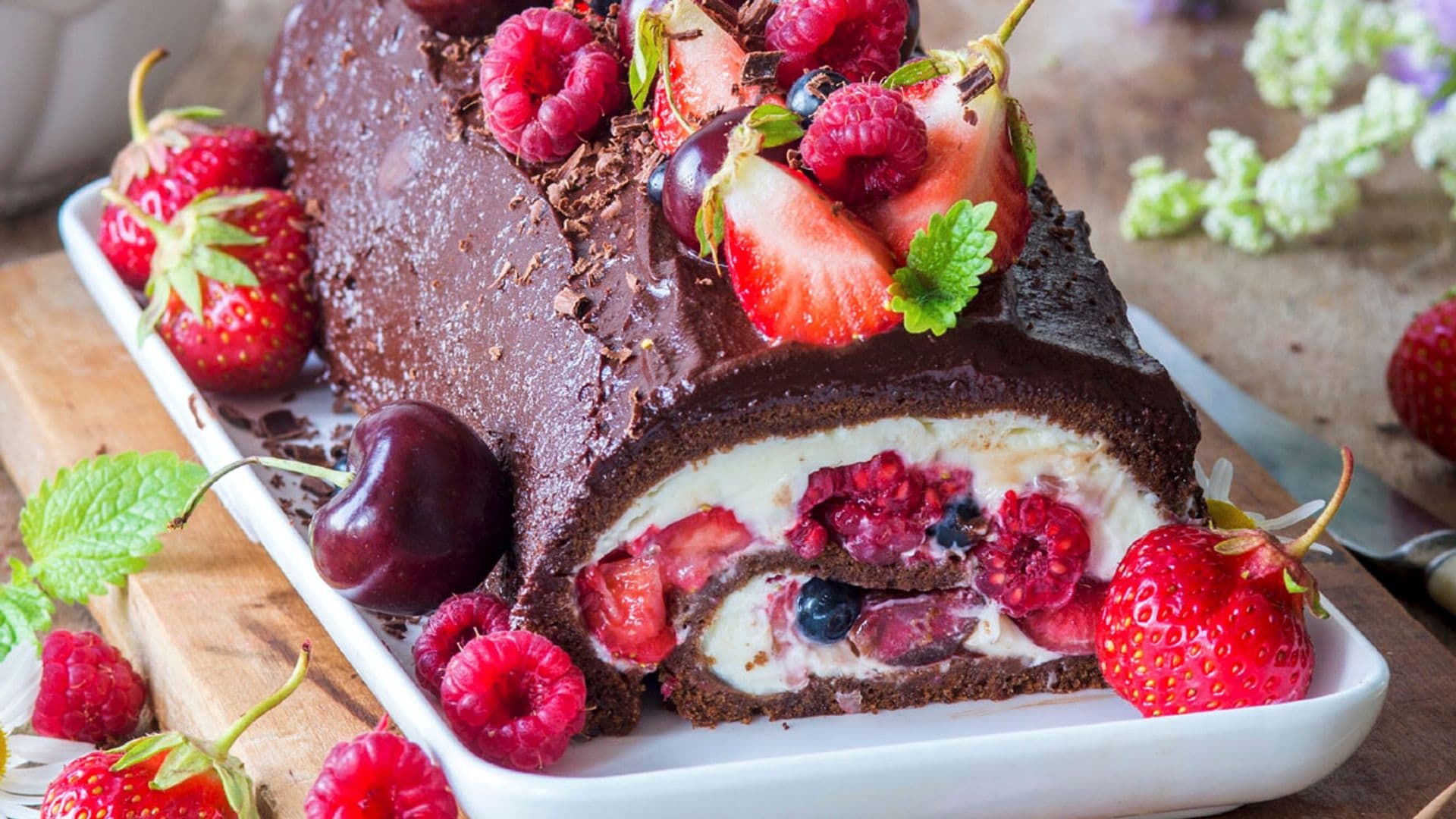Tronco de chocolate con nata y frutos rojos