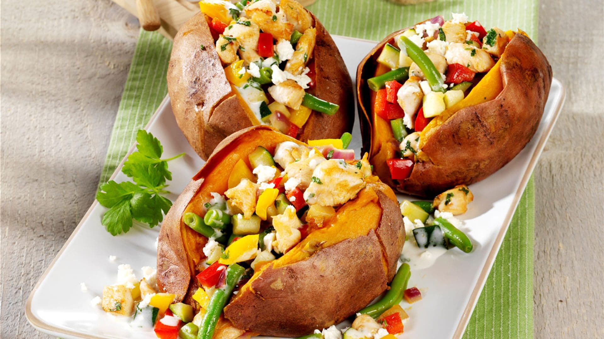 Boniato relleno de pollo y queso con verduras