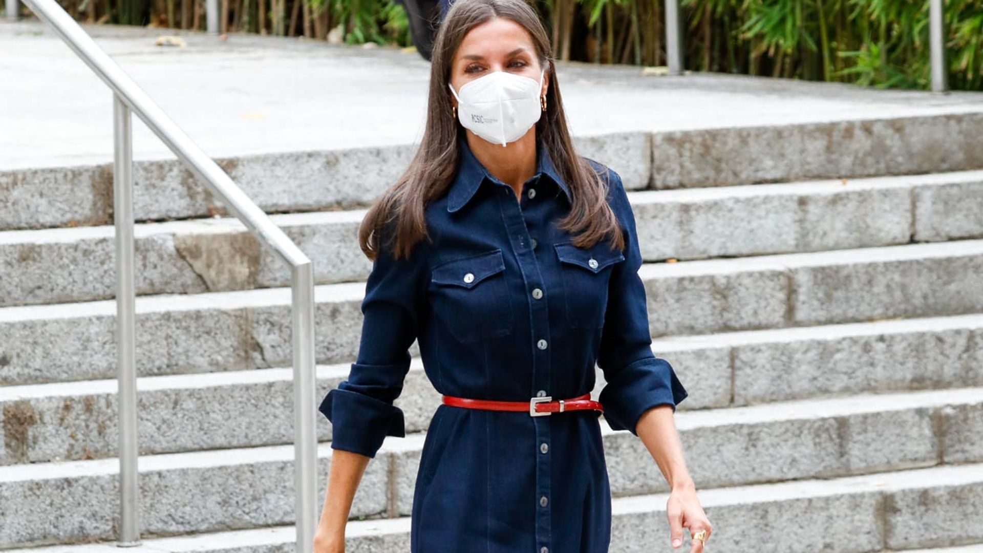 El curioso caso del vestido vaquero de doña Letizia que siempre parece nuevo