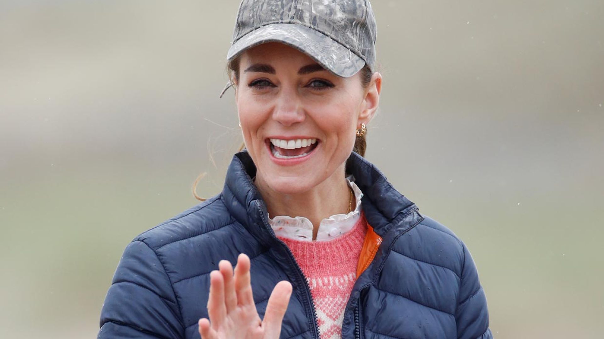 Kate Middleton, una 'royal' muy espontánea con gorra y vaqueros pitillo