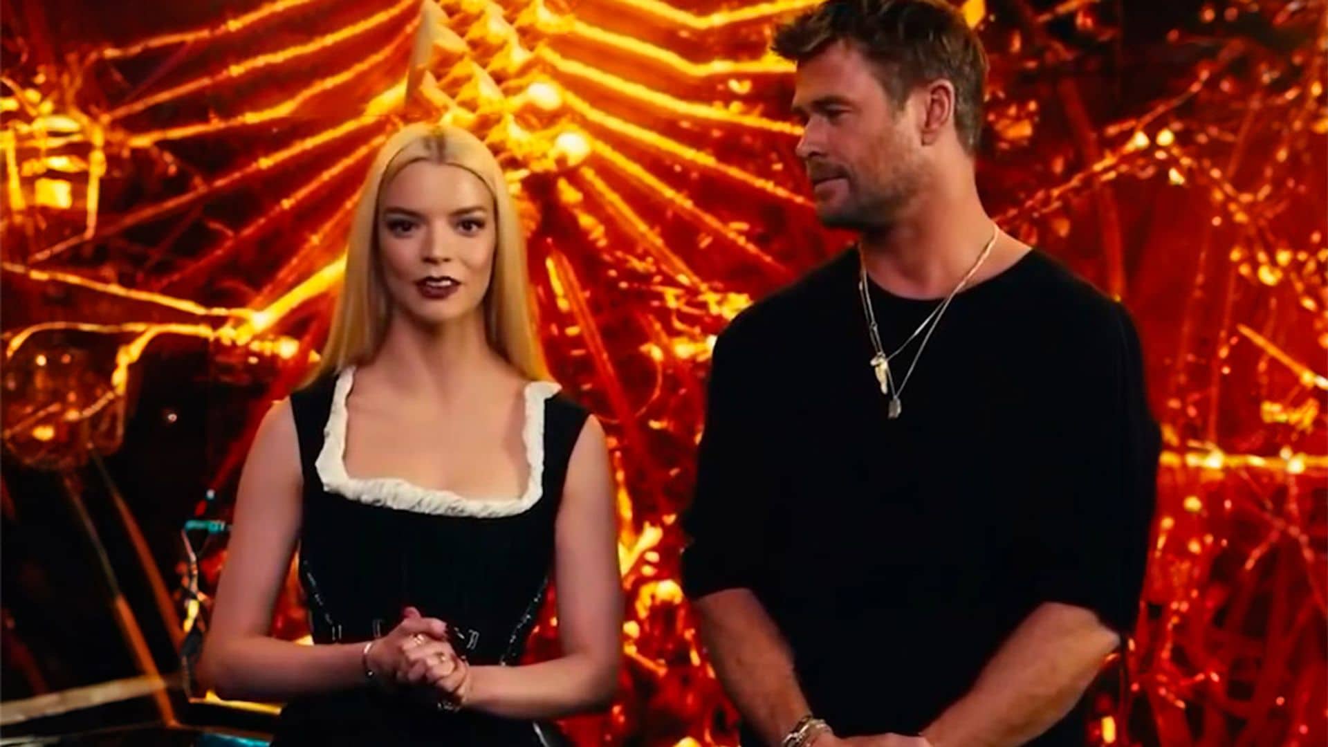 Anya Taylor-Joy y su look de 'femme fatale' junto a Chris Hemsworth hablando español