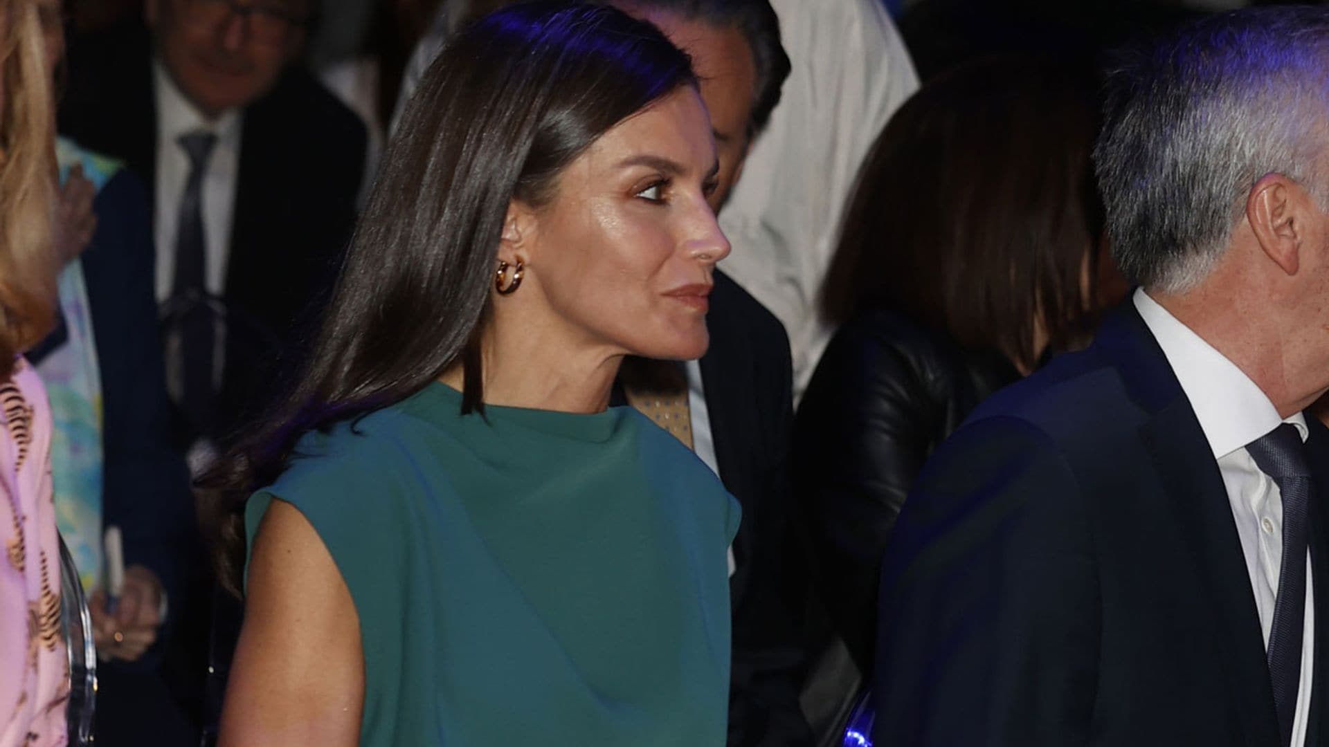 Doña Letizia estrena un conjunto verde que hace tipazo con sus zapatos plateados
