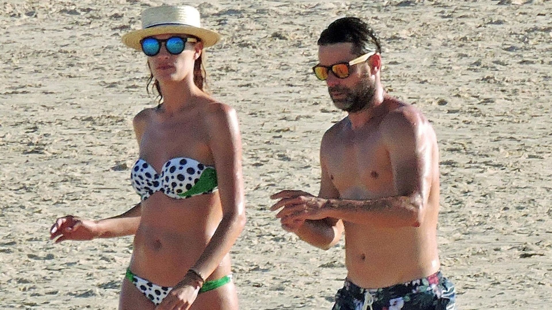 Laura Sánchez y David Ascanio, complicidad y risas en Cádiz junto a su inseparable ‘patrulla canina’