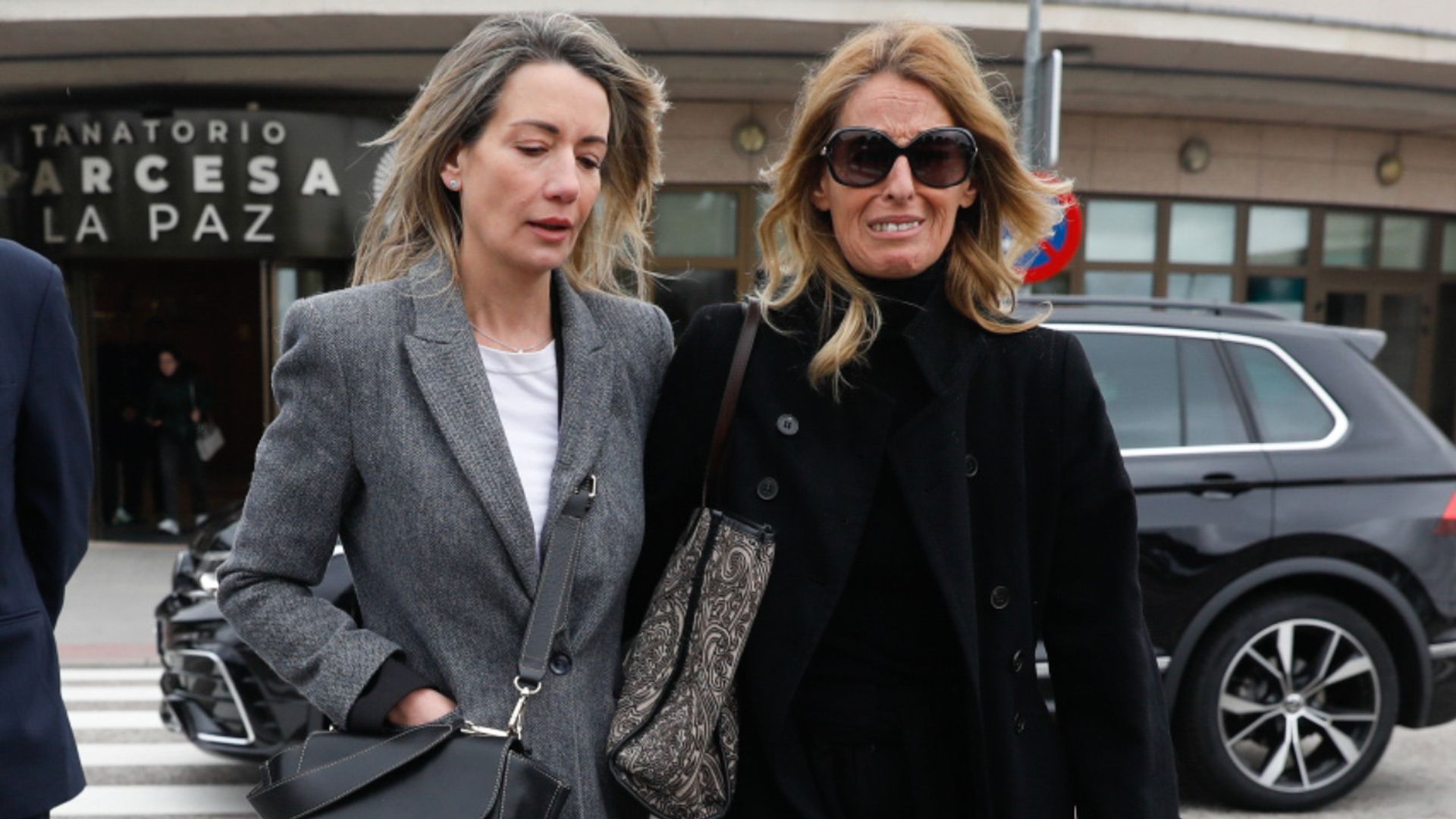 Las conmovedoras imágenes de Mónica Martín Luque, primera esposa de Fernando Gómez-Acebo, rota de dolor