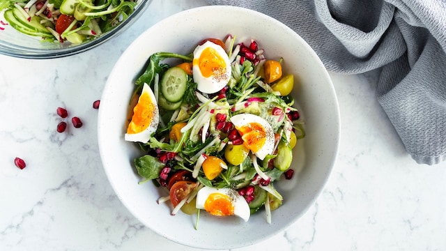 Ensalada con huevo y verduras frescas