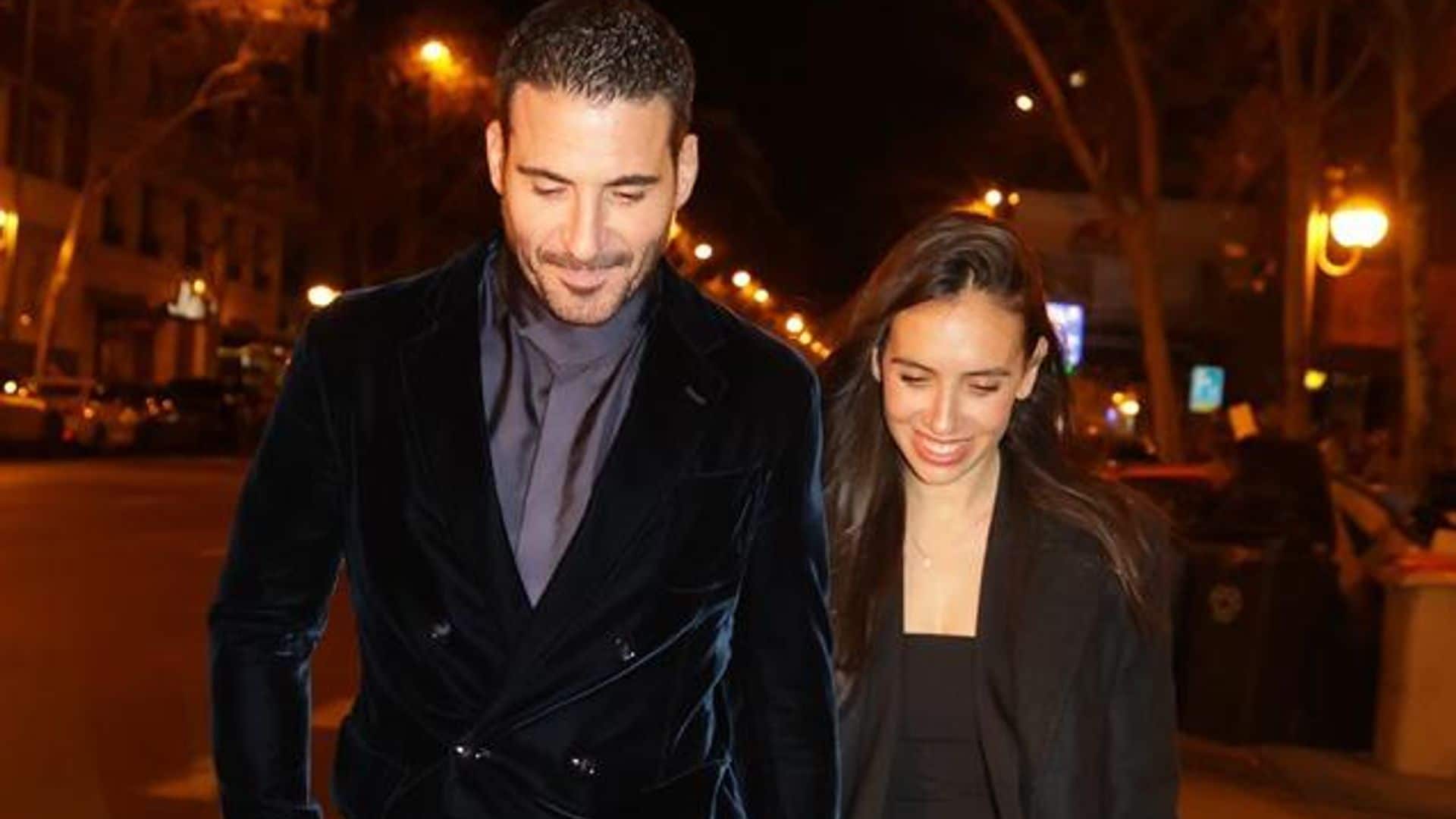 En ¡HOLA!: Miguel Ángel Silvestre y Rebeca Toribio, el apasionado beso de película de dos enamorados