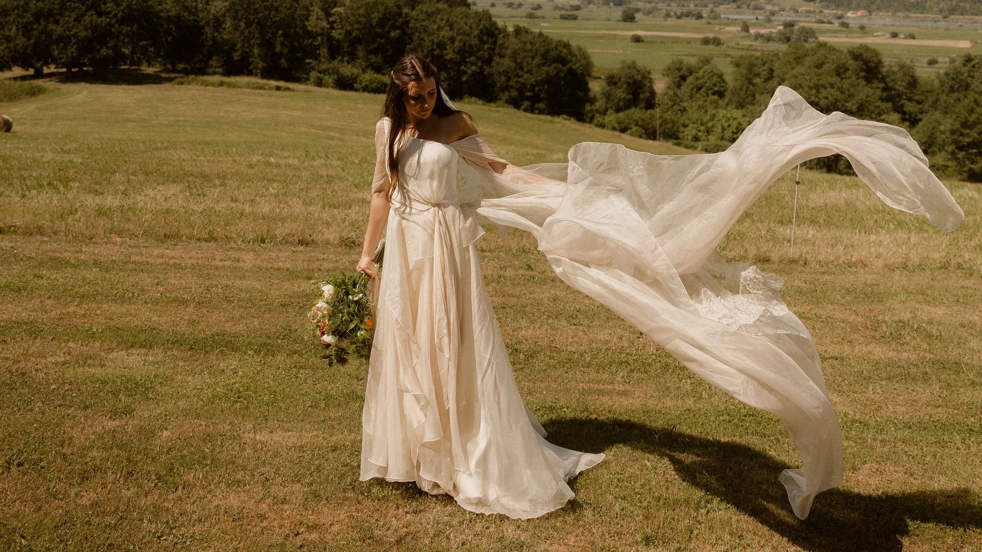 Una falda asimétrica y un corpiño con mangas de seda para Ane, la novia que se casó en Cantabria