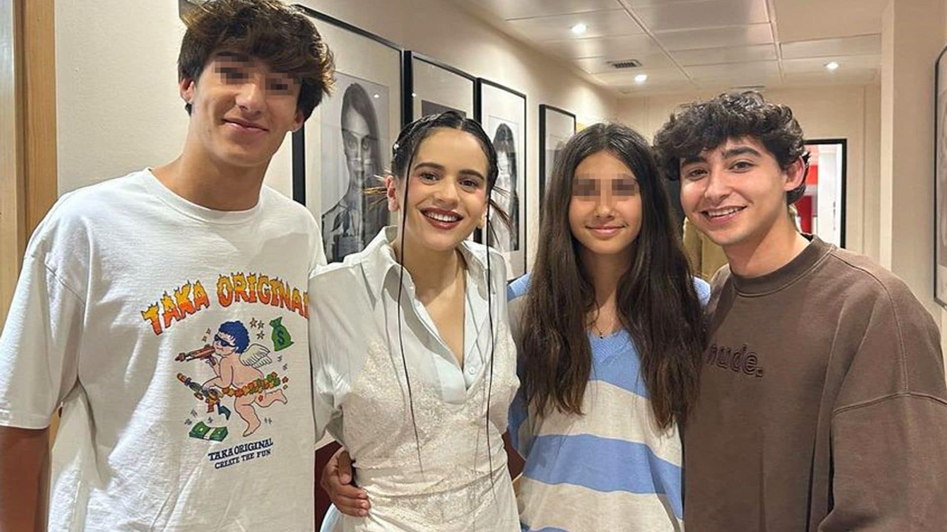 El momento fan de Nuria Roca y sus tres hijos con Rosalía