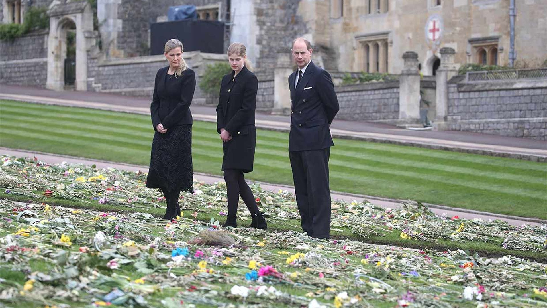 La emoción de los condes de Wessex y su hija al visitar el homenaje improvisado al duque de Edimburgo