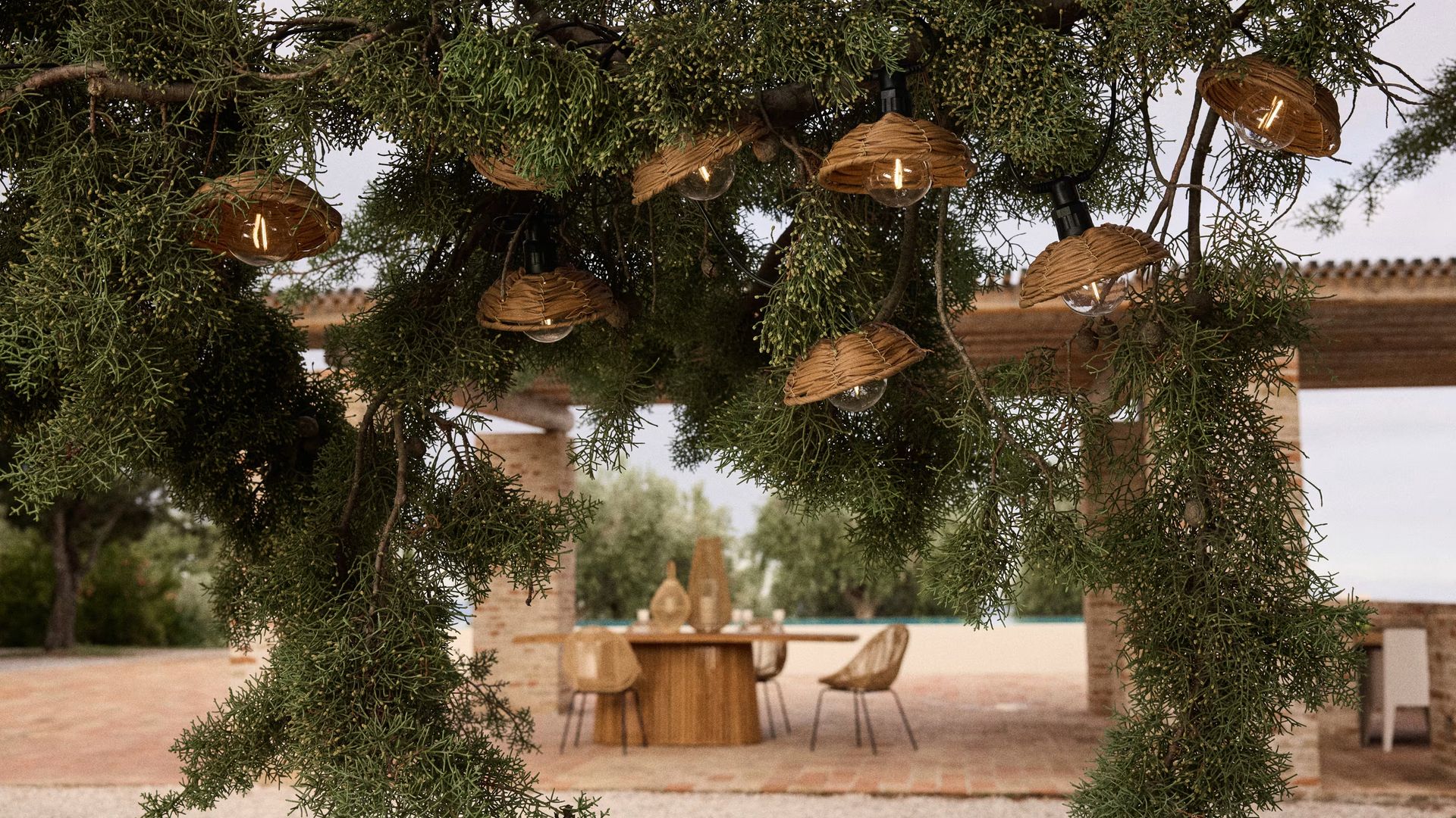 Guirnalda de luces en un árbol en un jardín exterior decorado por Maisons du Monde