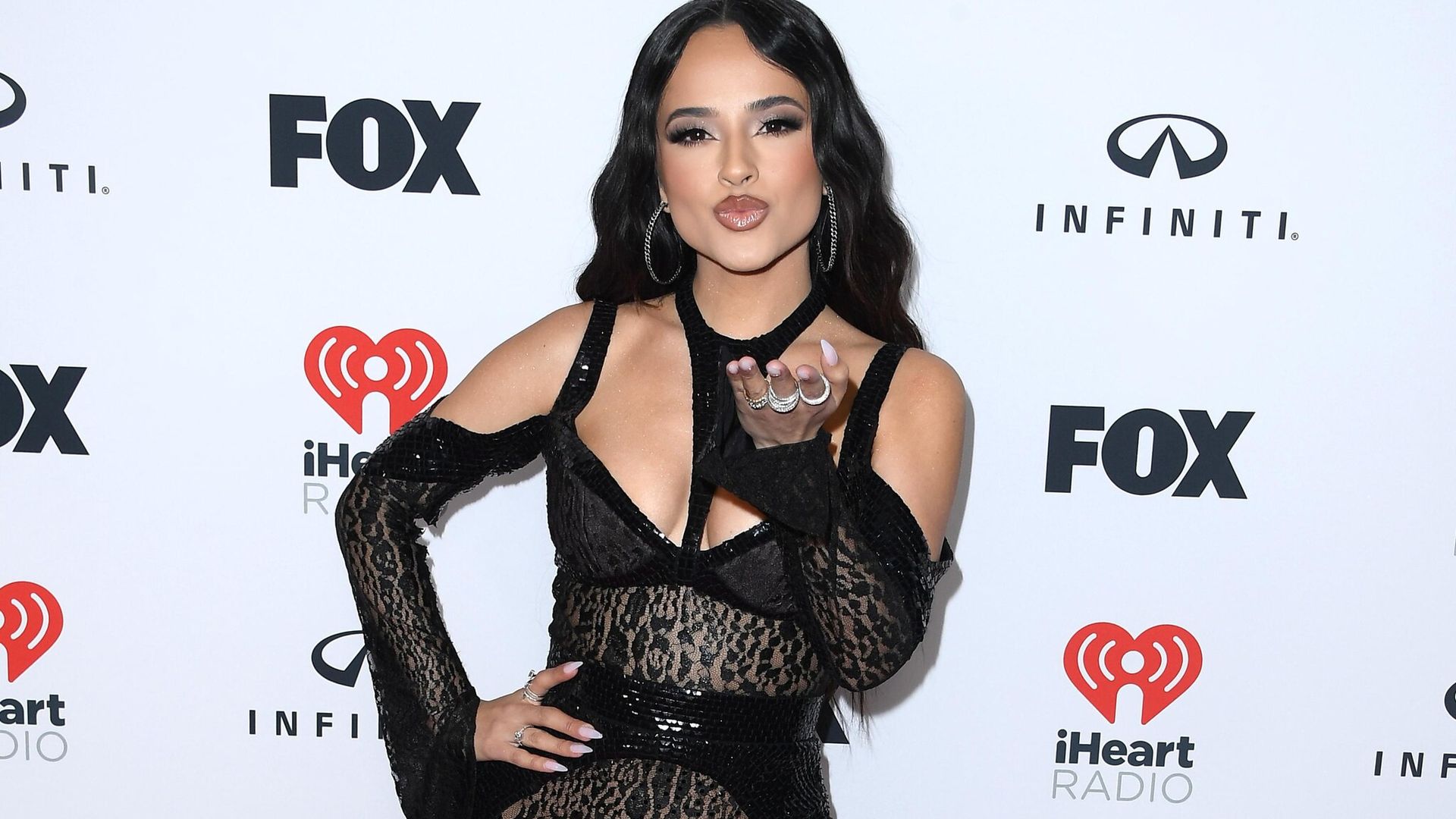 ¿Se acabó? Becky G reaparece sin su anillo de compromiso