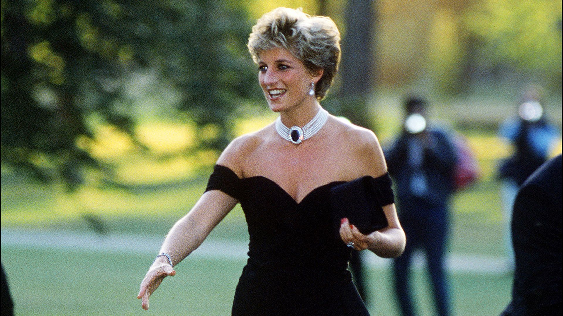 La princesa Diana a su llegada a la Serpentine Gallery, en Londres, con su famoso 'vestido de la venganza' diseñado por Christina Stambolian, en junio de 1994.
