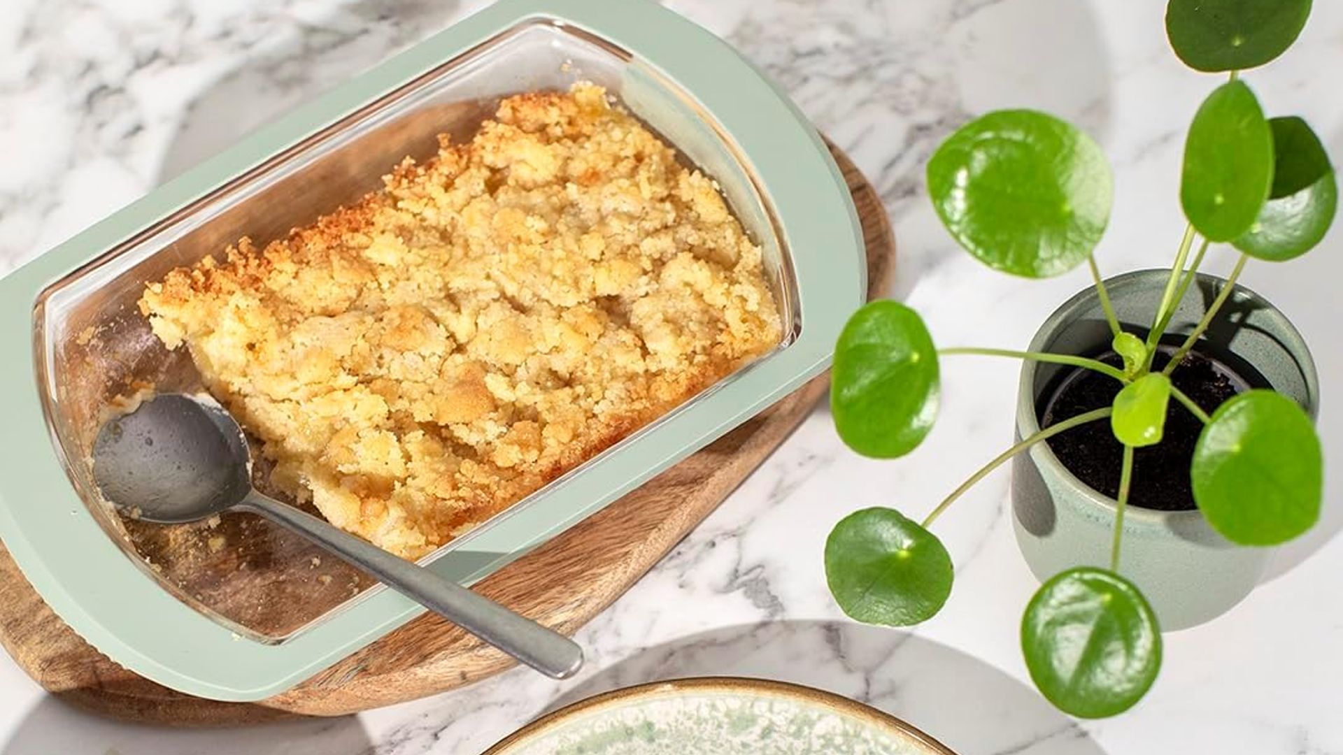 Estuche de vapor de vidrio de Lékué con un postre de manzana cocinado en su interior.