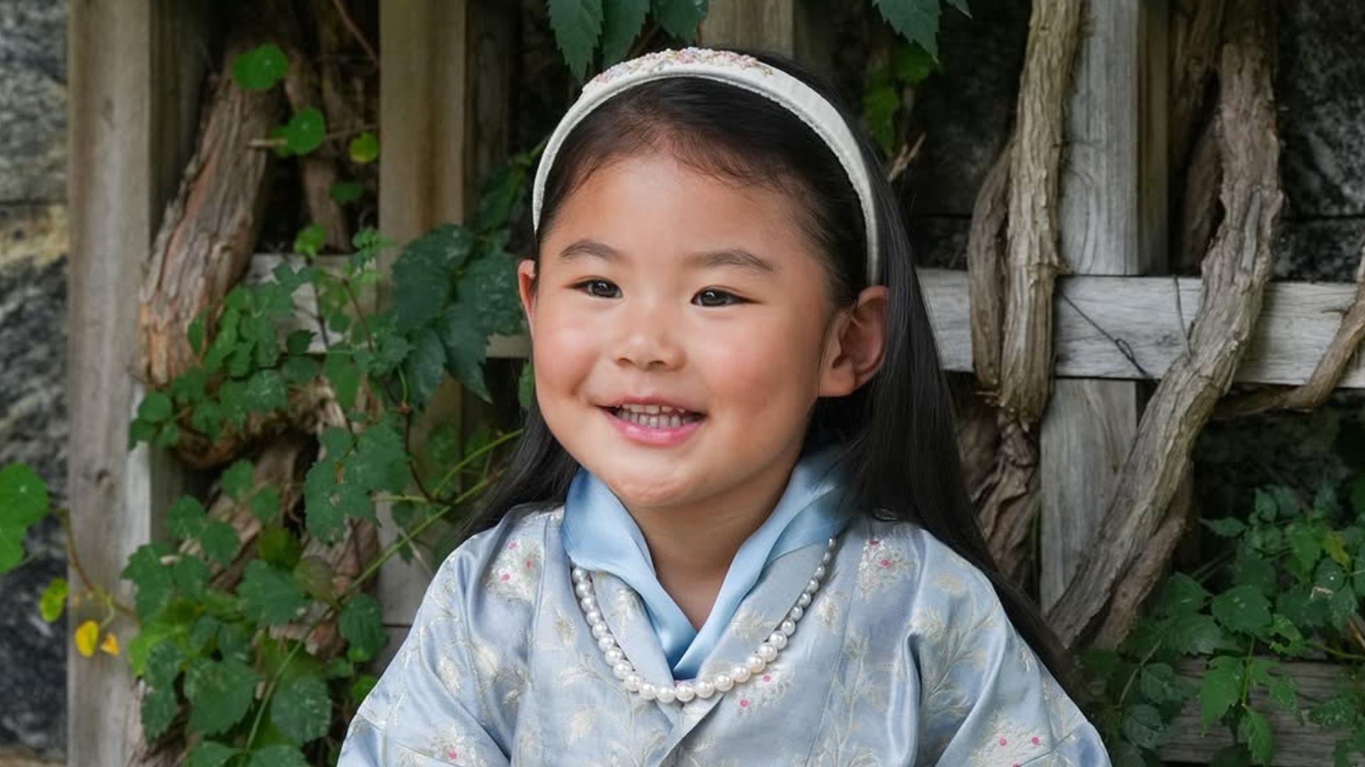 Con apenas tres años, la princesa Sonam ya sigue los pasos de sus padres participando activamente en las tradiciones ecológicas del país