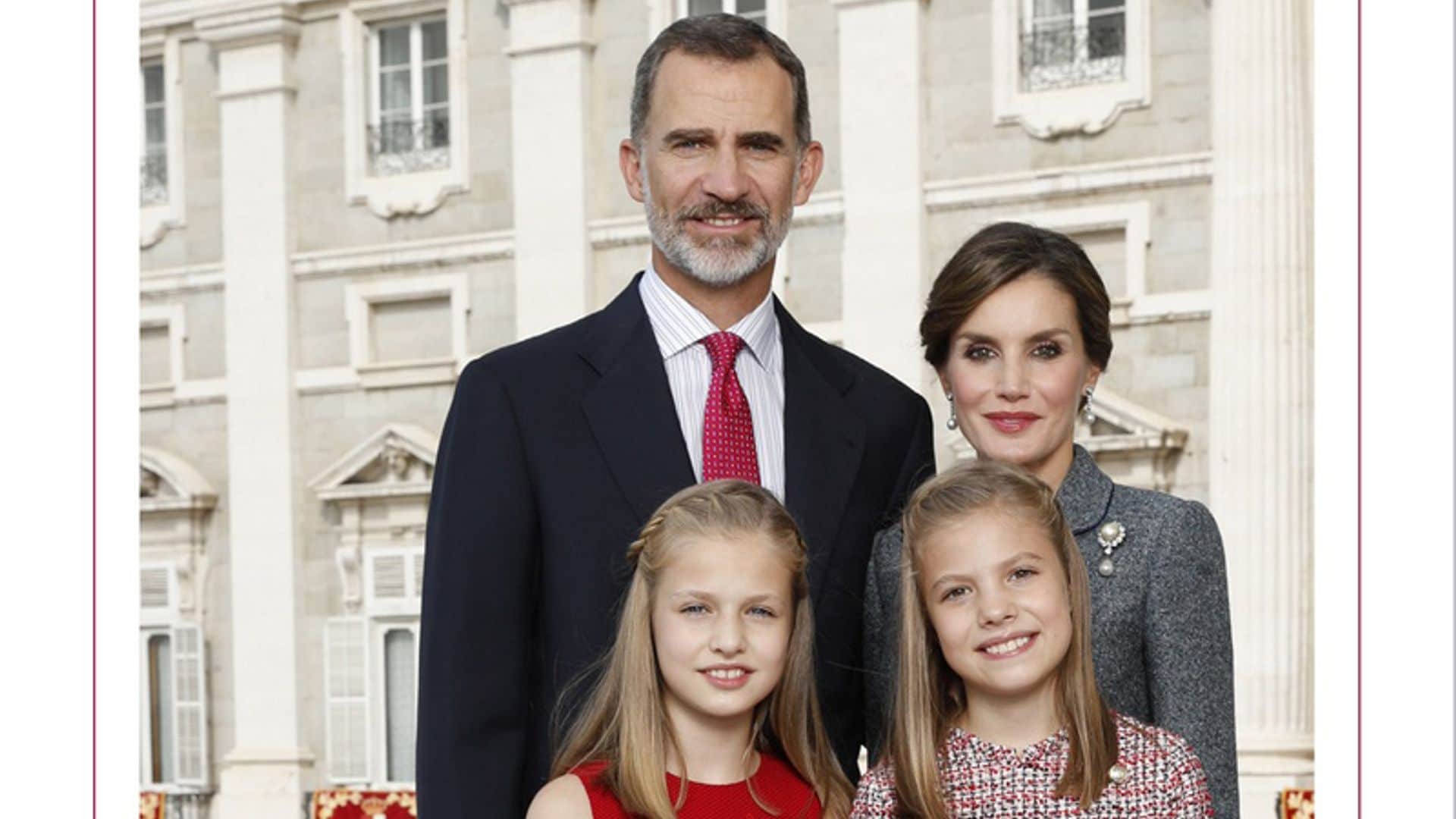 Los Reyes nos felicitan la Navidad con un posado junto a sus hijas