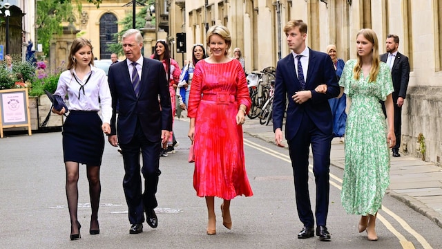 Los reyes Felipe y Matilde de Bélgica en la graduación de la princesa Eslisabeth en la Universidad de Oxford acompañados por los príncipes Emmanuel y Eleonore el 23 de julio de 2024