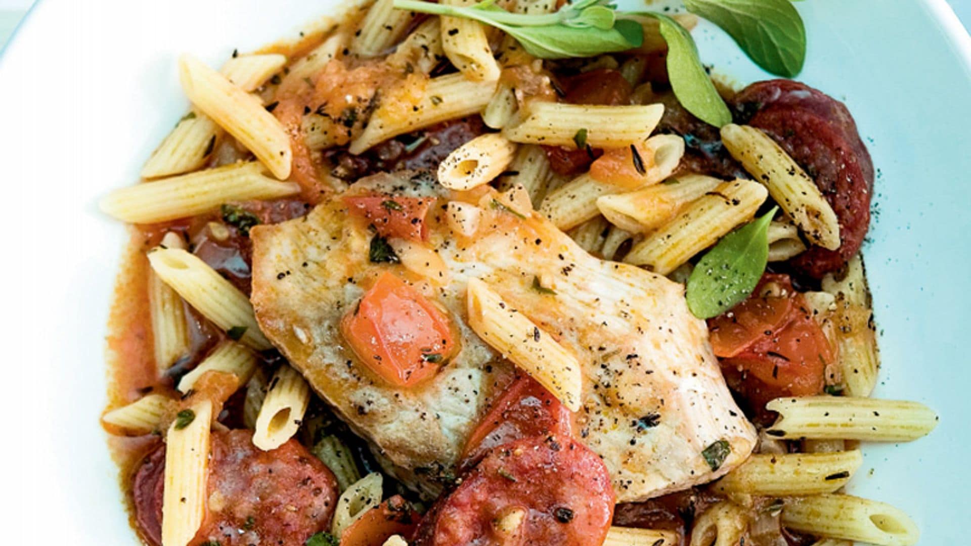 Macarrones con filetes de pollo y chorizo