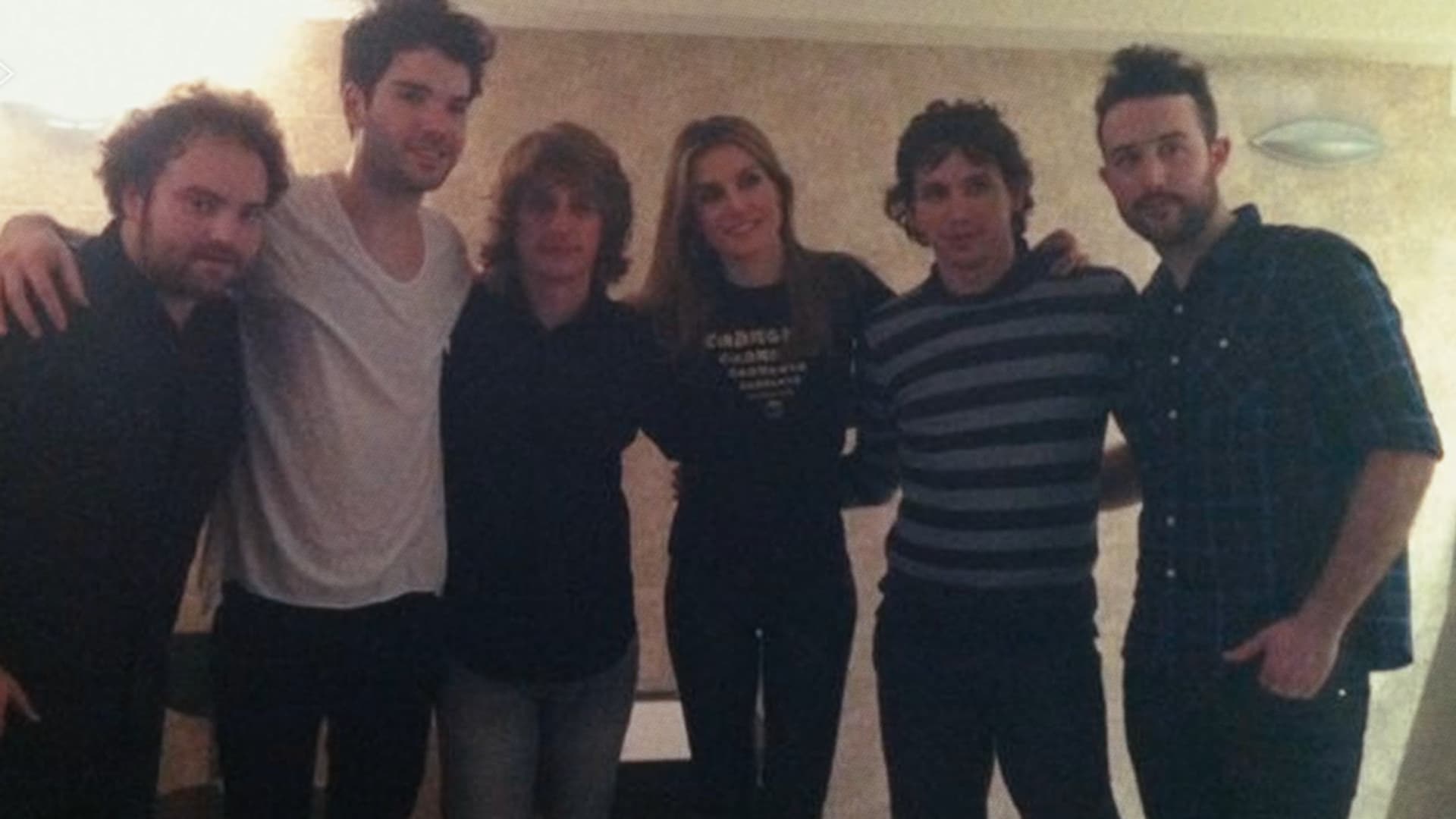 Plano medio de la reina Letizia con los integrantes de la banda Supersubmarina