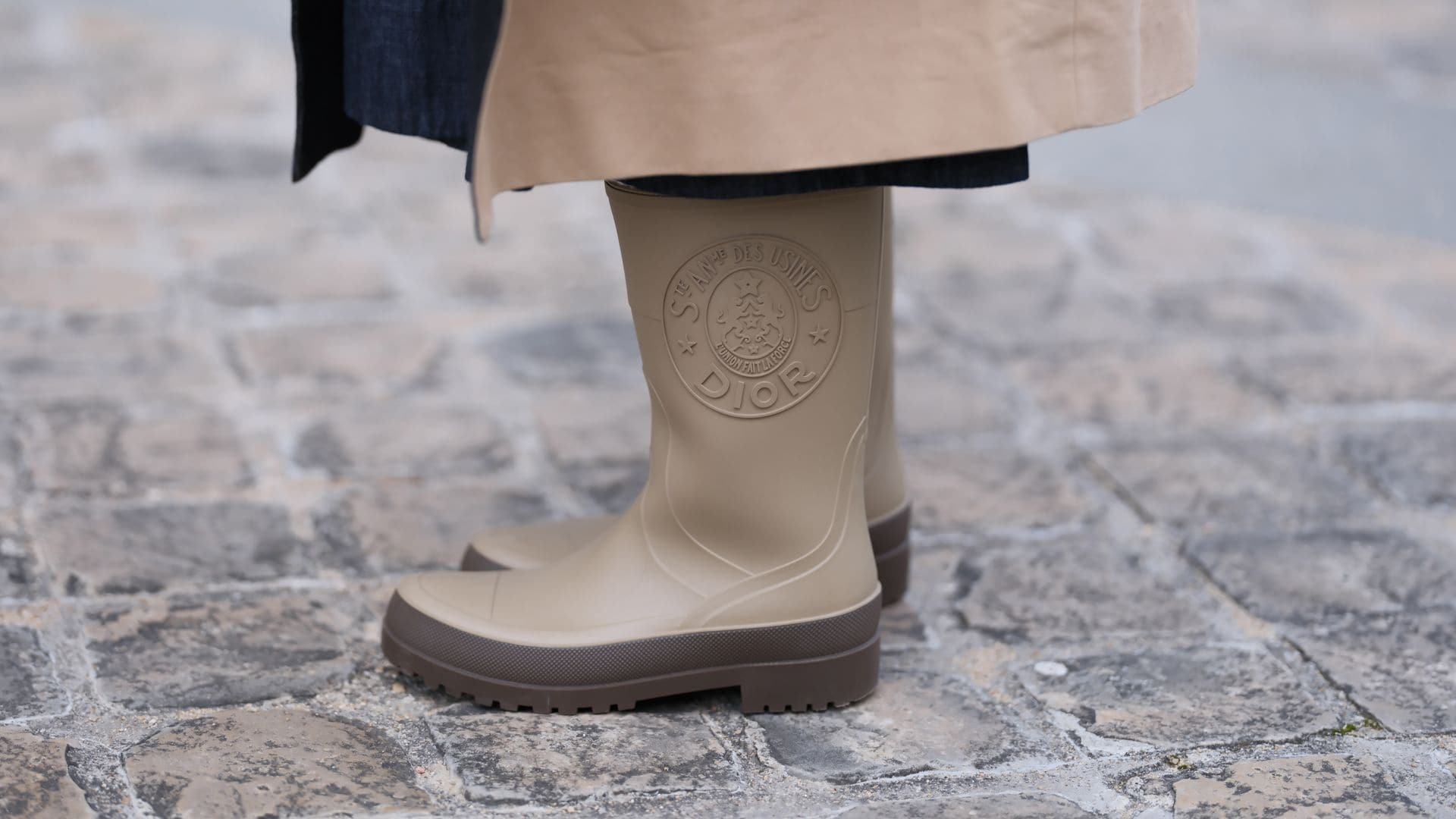 Mujer con botas de Dior beis y verdes en Paris