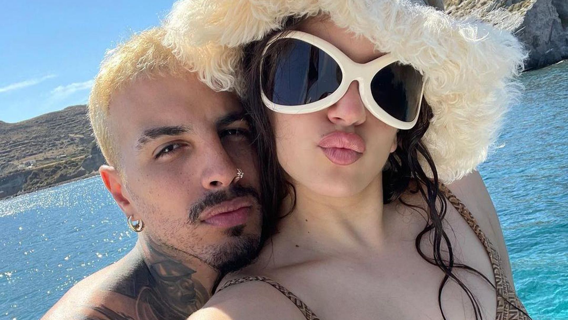 Rosalía luce un gran anillo de diamantes, ¿se comprometió con Rauw Alejandro?