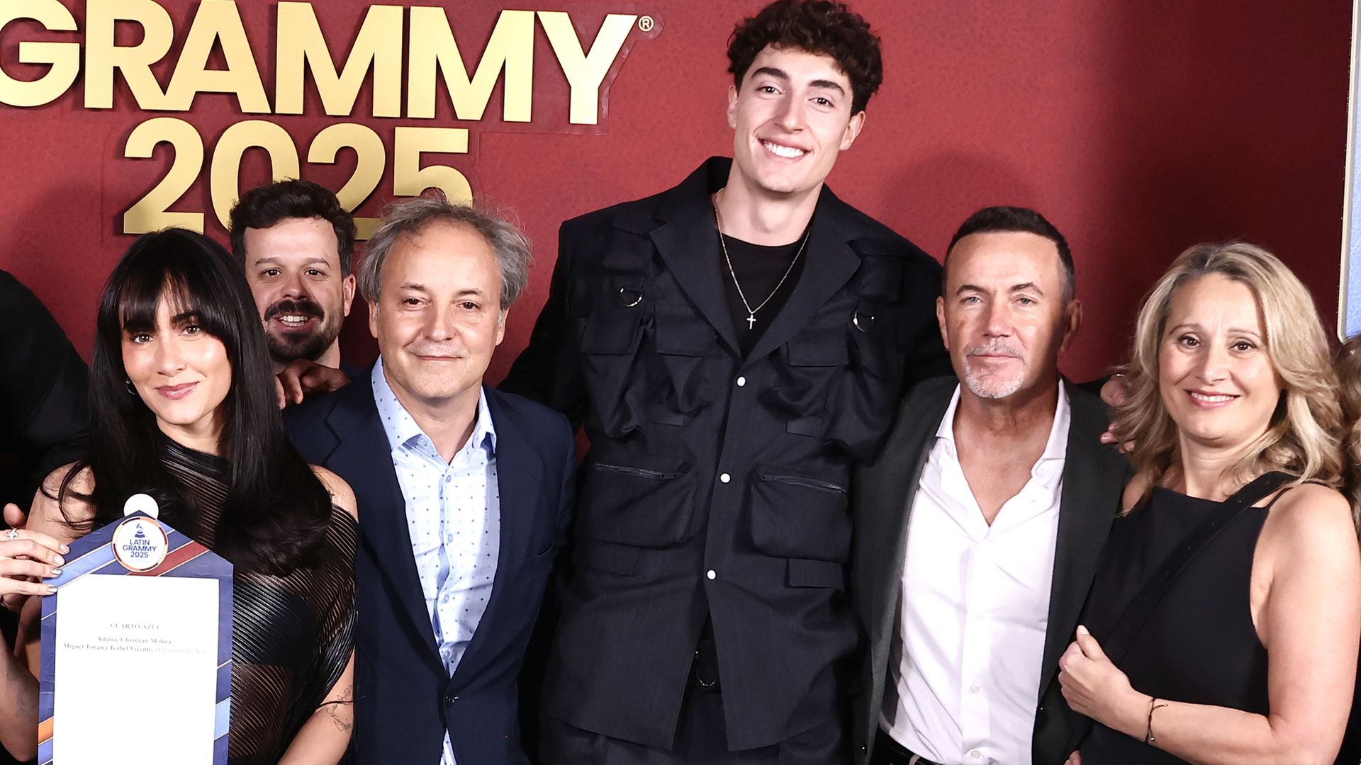 Aitana con sus padres, su equipo y Plex tras ganar su primer Latin Grammy