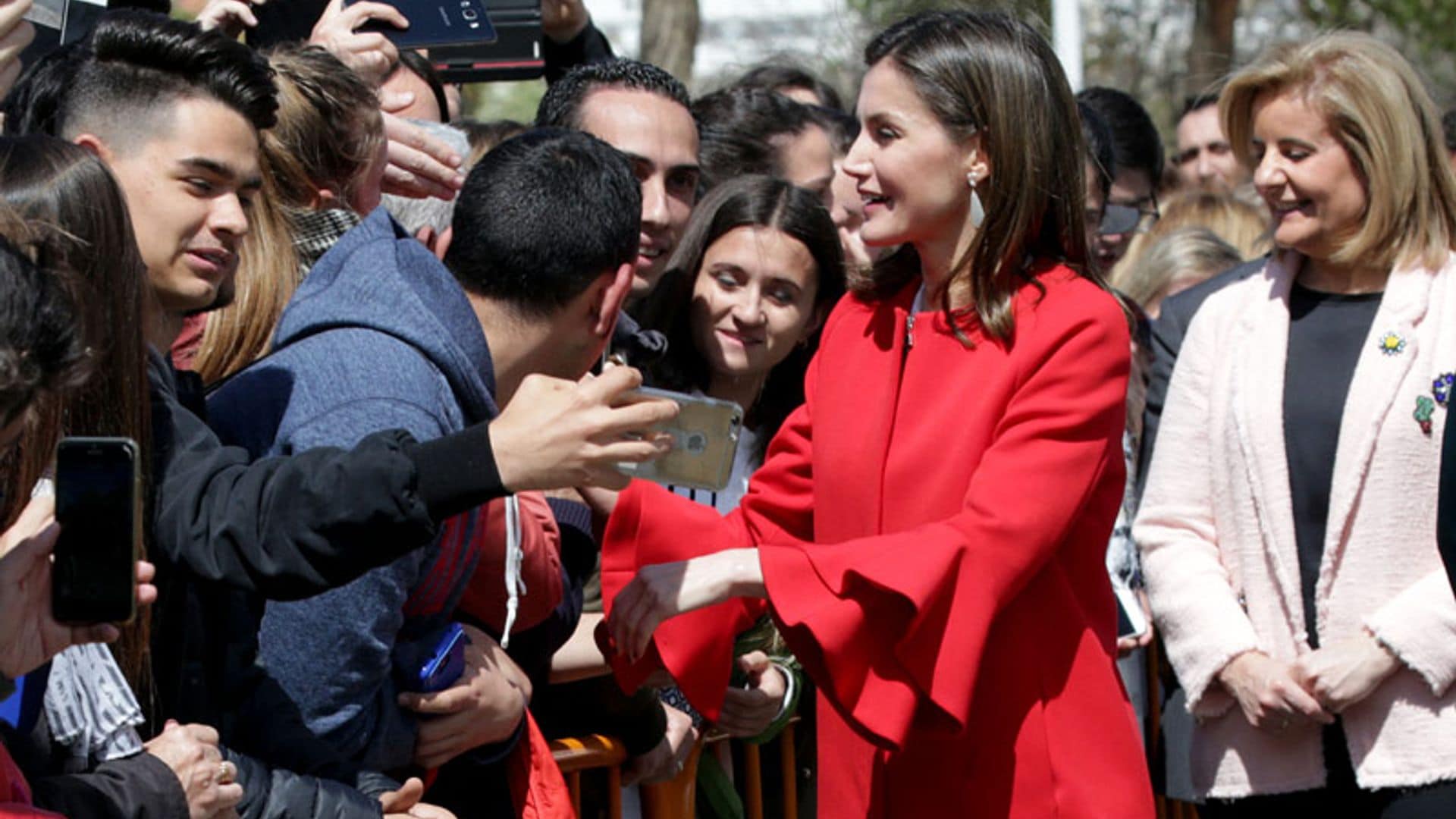 Doña Letizia se da un baño de 'selfies' en Huelva